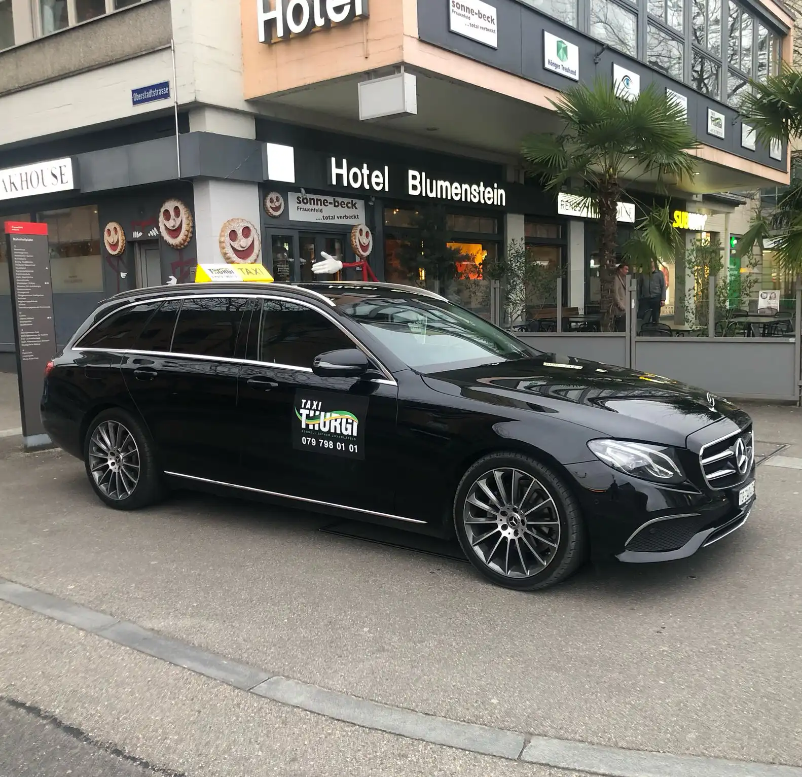 Ein schwarzer Mercedes-Taxi vor dem Hotel Blumenstein in Frauenfeld.